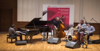 Purple Is The Color ile renkli bir gece