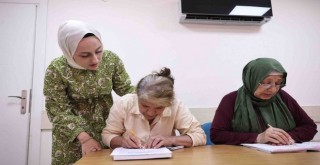 Konak’ta okuma yazma sevgisinin yaşı yok