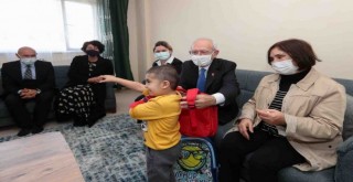 Kılıçdaroğlu depremzedeleri ziyaret etti