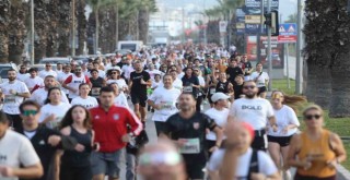Karşıyaka’da 7'den 77'ye yüzlerce kişi Ata’dan Ana’ya koştu