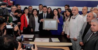 Bayraklı’da Başkan İrfan Önal mazbatasını aldı