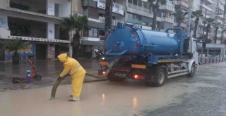 İzmir Büyükşehir Belediyesi ekipleri yağış nöbetinde