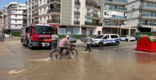 Karşıyaka'da iş makinesi boruyu patlattı, su bastı...