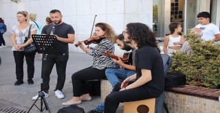 Dünya Sevgi Günü'nün ilk dinletisi Karşıyaka'da...