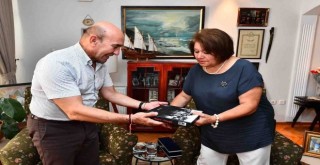 Başkan Soyer Ressam Ayla Erdur’u Karşıyaka'daki evinde ziyaret etti