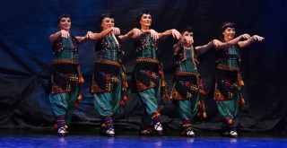 Türkülerin coşkusunu İZDOB sahneye taşıdı