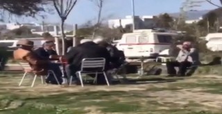 Bostanlı sahilinde okey oynayıp nargile içtiler...