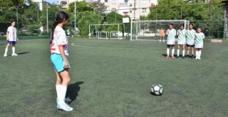 Karşıyaka'da kız öğrencilere futbol turnuvası düzenlendi