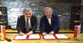 Bornova’da hem iş arayan gençlere,  hem eczanelere destek