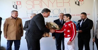 Karşıyaka Belediye Başkanlığı Koşusu'nu jokey Karataş kazandı