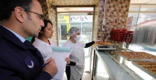 Bayraklı zabıtasından gıda denetimi