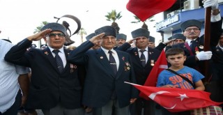 Gazilerden Karşıyaka'da kortej yürüyüşü