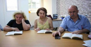 Karşıyaka'da Bilge Çınarlar, görme engelliler için okuyor