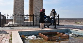 AK Parti Karşıyaka İlçe Başkanlığı, Çanakkale Şehitleri Anma Parkı'nda temizlik yaptı