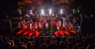 Tarihi atmosferde Selda Bağcan korosu