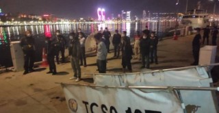 Karşıyaka'da kaçak kum midyesi avcılığı yapanlar yakalandı