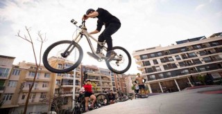 Karşıyaka’da pump track bisiklet parkuruna yoğun ilgi