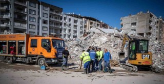 Deprem bölgesine su sağlamak için İZSU'dan kesintisiz mesai