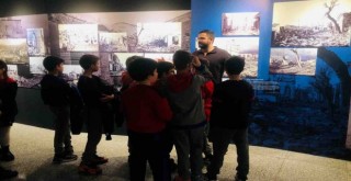 İzmir’in tarihini sergiler, atölyeler ve öykülerle öğreniyorlar