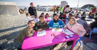 Depremzede çocukların yüzleri Masal Evi ile gülüyor