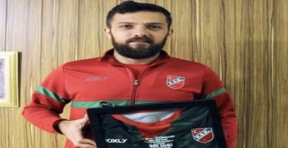 Emre Gemici depremzedeler için formasını açık artırmaya çıkardı