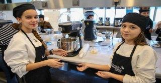 Çocuk şefler Karşıyaka'da mutfağa girdi
