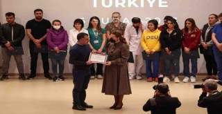 Deprem bölgesinden dönen DEÜ ekiplerine teşekkür belgesi