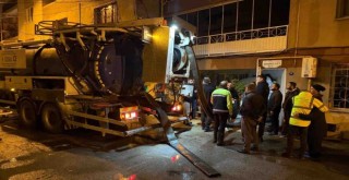 İzmir’de ekipler gece boyunca sahada