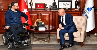 Karşıyakalı Baran anlamlı günde Soyer'e vekalet ediyor...