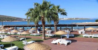Çeşme Tekke Plajı ve Restoranı ziyaretçilerini bekliyor