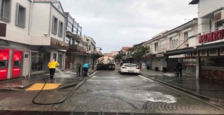 Çeşme Koronavirüse karşı köpüklerle yıkandı