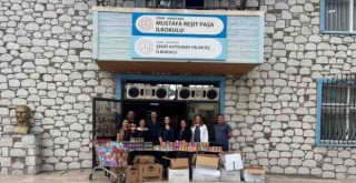 Karşıyaka'da öğrencilerden sokak hayvanlarına destek