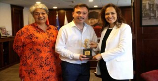 Karşıyaka Belediye Tiyatrosu oyuncusu Önür'e ödül