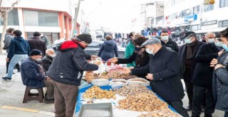 ​Soyer çifti pazar alışverişini Bayındır üreticisinden yaptı