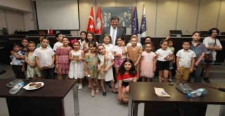 Çilekleri verdiler hediyeleri kaptılar