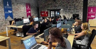 İzmir Büyükşehir’den gençlere ''Canva'' eğitimi