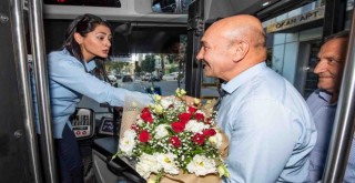 Başkan Soyer’den darp edilen kadın şoföre otobüsünde ziyaret
