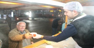 Menderes Belediyesi’nden sıcak çorba ikramı