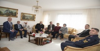 Şehit ailelerini yalnız bırakmıyorlar...