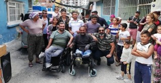 Söz verdiği akülü sandalyeyi hediye etti