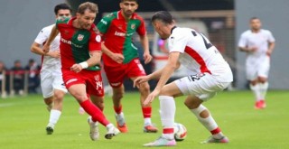 Uşak'ı deviren Karşıyaka liderliğini sürdürdü