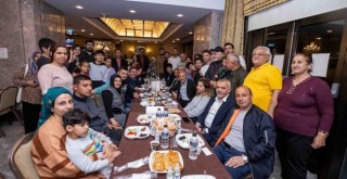 Başkan Soyer depremzedelerle sahurda bir araya geldi