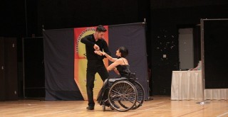 Tekerlekli sandalyeliler dansları ile büyülediler