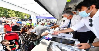 İzmir Büyükşehir Belediyesi 3 bin kişilik aşure dağıttı