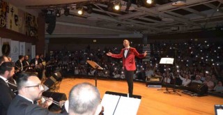 Şarkılar depremde enstrümanını kaybeden müzisyenler için söylendi