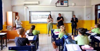 Çeşme'de öğrencilere ''Okula hoşgeldin'' paketi