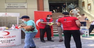 Kızılay Karşıyaka, Cuma namazı öncesi maske, el dezenfektanı ve kolonya dağıttı