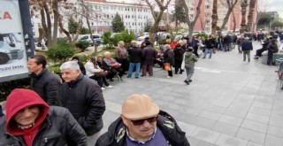 Emekliler Karşıyaka'da yumurta kuyruğunda...