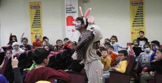 Bayraklılı çocuklar tiyatro festivalinde doyasıya eğlendi