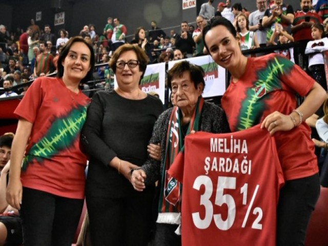 104 yaşındaki Karşıyakalı Meliha Şardağı Karşıyaka maçında...